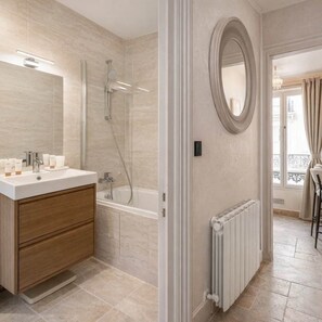 Douche, séchoir à cheveux, serviettes fournies