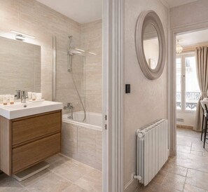 Dusj, hårføner og håndklær