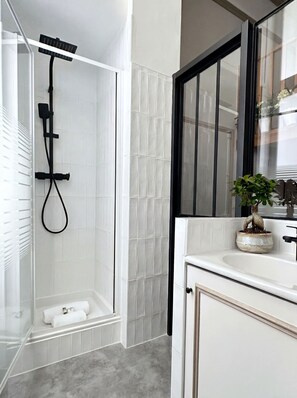 Douche, sèche-cheveux, serviettes fournies, savon