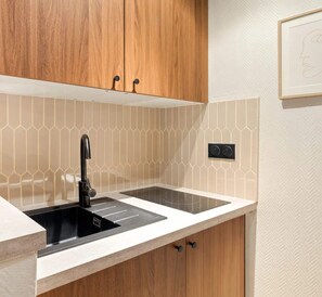 Kjøleskap, mikrobølgeovn, kokeplater og kaffetrakter/tekoker