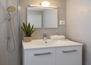 Douche, séchoir à cheveux, serviettes fournies