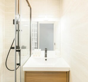 Shower, hair dryer, towels