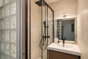 Douche, sèche-cheveux, serviettes fournies