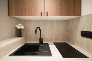 Refrigerador, microondas, parrilla de estufa y cafetera y tetera 