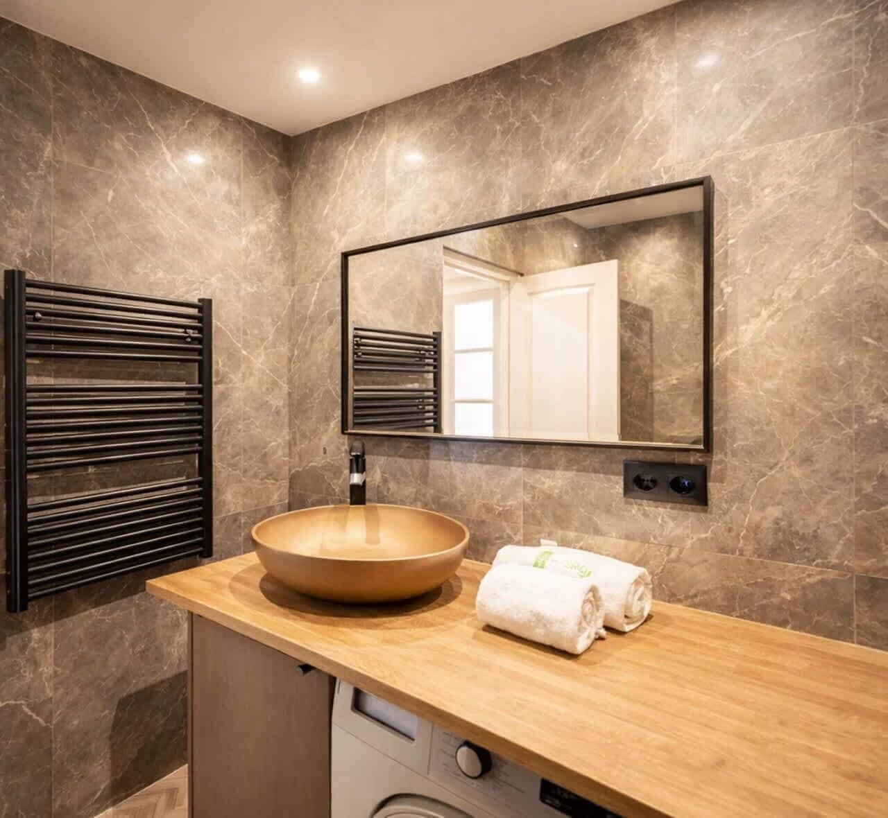 Douche, sèche-cheveux, serviettes fournies