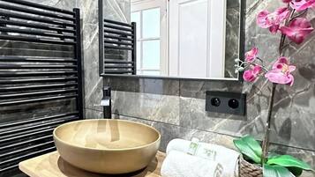 Ducha, secador de pelo, toallas