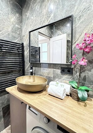 تجهيزات دش، مجففات شعر، مناشف