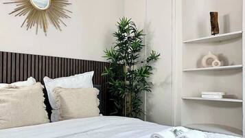 1 habitación, tabla de planchar con plancha, cuna de viaje y wifi