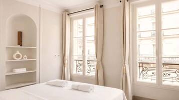 1 slaapkamer, een strijkplank/strijkijzer, wifi, beddengoed