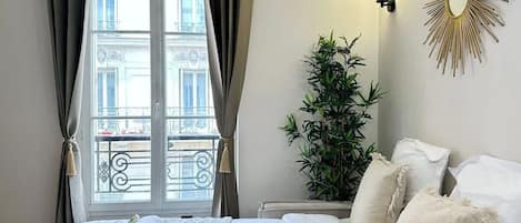 1 habitación, tabla de planchar con plancha, cuna de viaje y wifi