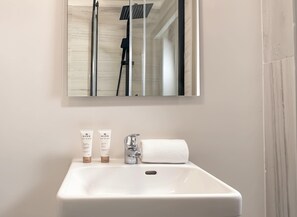 Douche, sèche-cheveux, serviettes fournies, savon