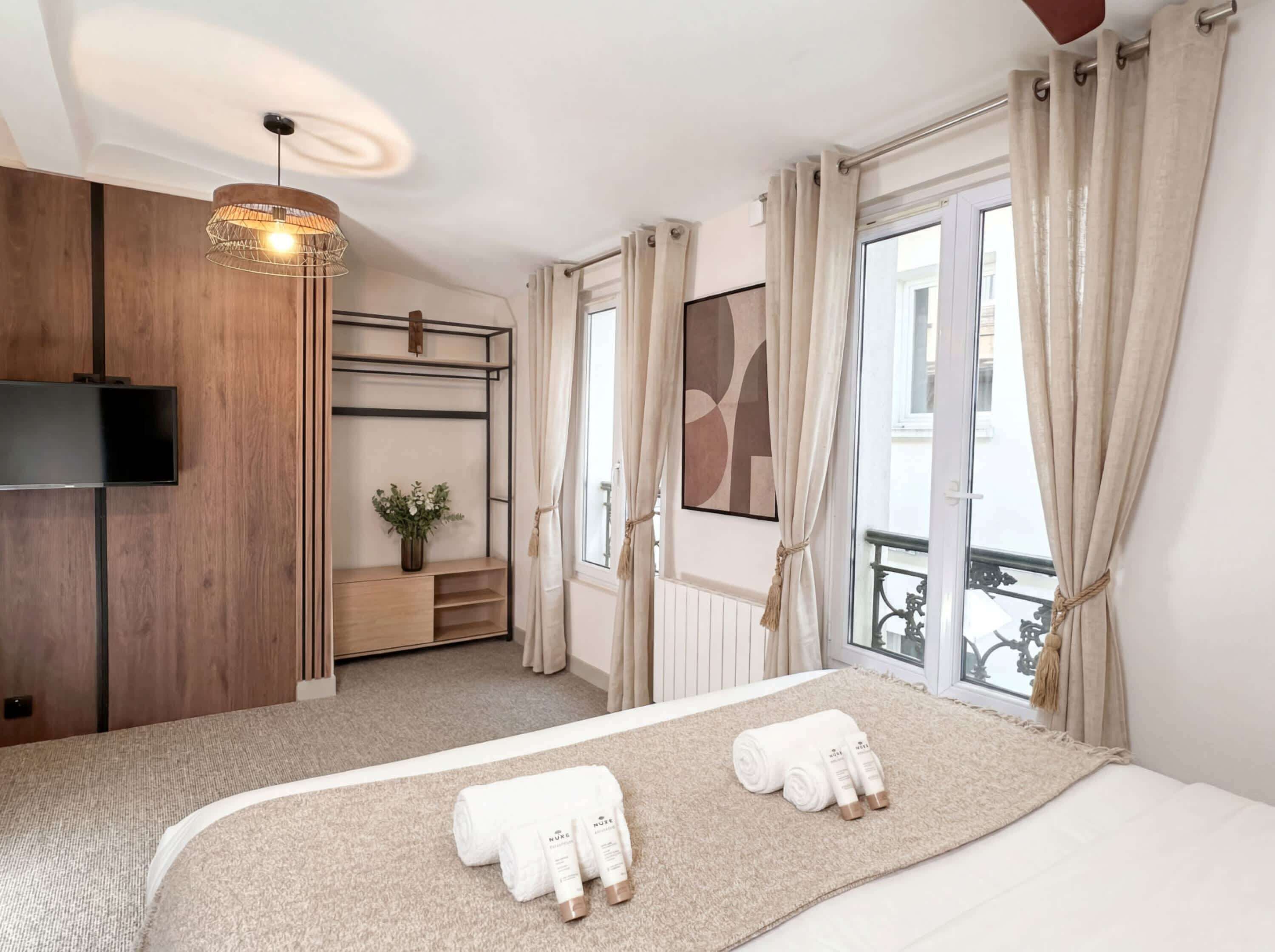 Tabla de planchar con plancha, wifi y ropa de cama 