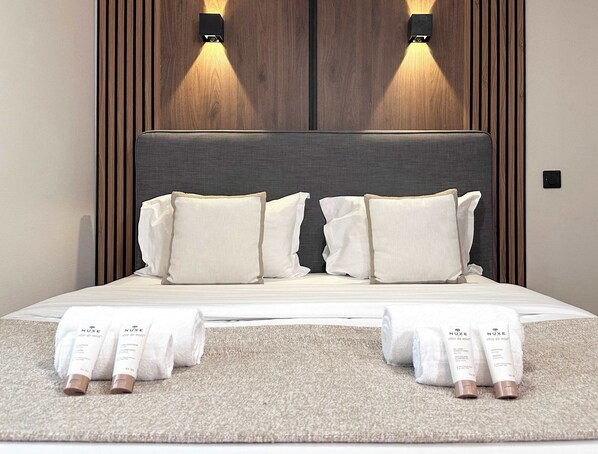 Iron/ironing board, travel crib, WiFi, bed sheets