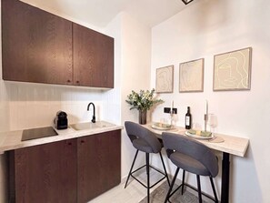 Réfrigérateur, micro-ondes, plaque de cuisson, cafetière/bouilloire