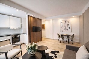 TV, offices - Champs-Elysées - Prestige flat with lift Matignon (Paris)