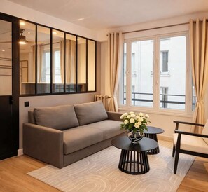 TV, offices - Champs-Elysées - Prestige flat with lift Matignon (Paris)