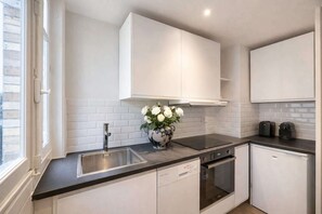 Fridge, microwave, oven, stovetop - Champs-Elysées - Prestige flat with lift Matignon (Paris)