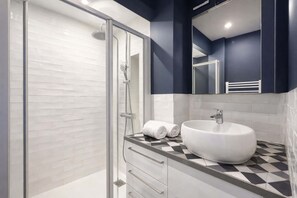Shower, hair dryer, towels, shampoo
