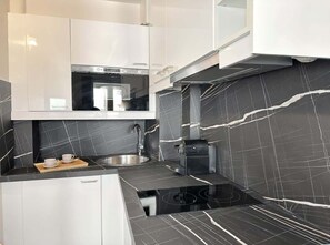 Køleskab, mikrobølgeovn, kogeplade, opvaskemaskine