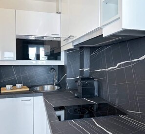 Réfrigérateur, four à micro-ondes, surface de cuisson, lave-vaisselle