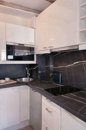 Réfrigérateur, four à micro-ondes, surface de cuisson, lave-vaisselle