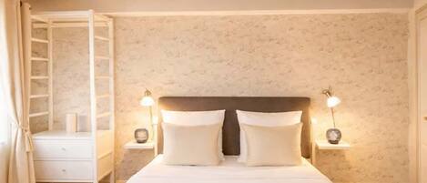 1 dormitorio, tabla de planchar con plancha, cuna de viaje y wifi