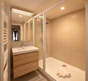 Shower, hair dryer, towels, shampoo