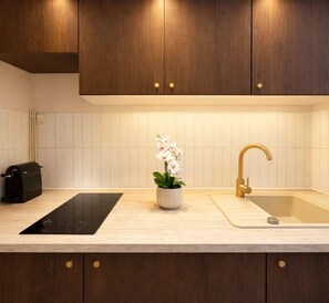 Køleskab, mikrobølgeovn, kogeplade, kaffe-/temaskine