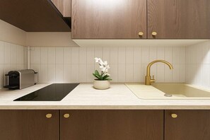 Frigorífico, microondas, placa de cocina y cafetera o tetera
