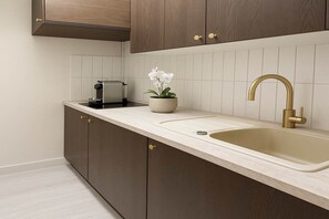 冷蔵庫、電子レンジ、コンロ、コーヒー / ティーメーカー