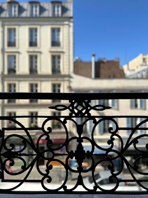 Exterior detail - Arc de Triomphe stunning family flat (Paris)