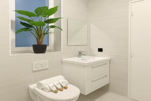 Ducha, secador de pelo, toallas, jabón