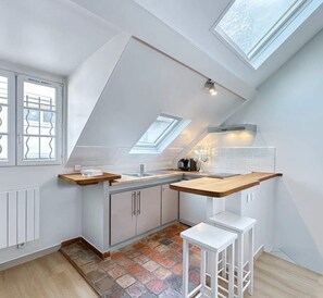 Kjøleskap, mikrobølgeovn, ovn og kokeplater