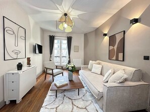 TV, offices - Arc de Triomphe stunning property with lift (Paris)
