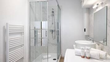 Een douche, een haardroger, handdoeken, zeep