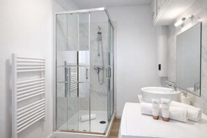 Dusche, Haartrockner, Handtücher, Seife