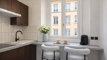 Kühlschrank, Mikrowelle, Herdplatte, Wasserkocher mit Kaffee-/Teezubehör