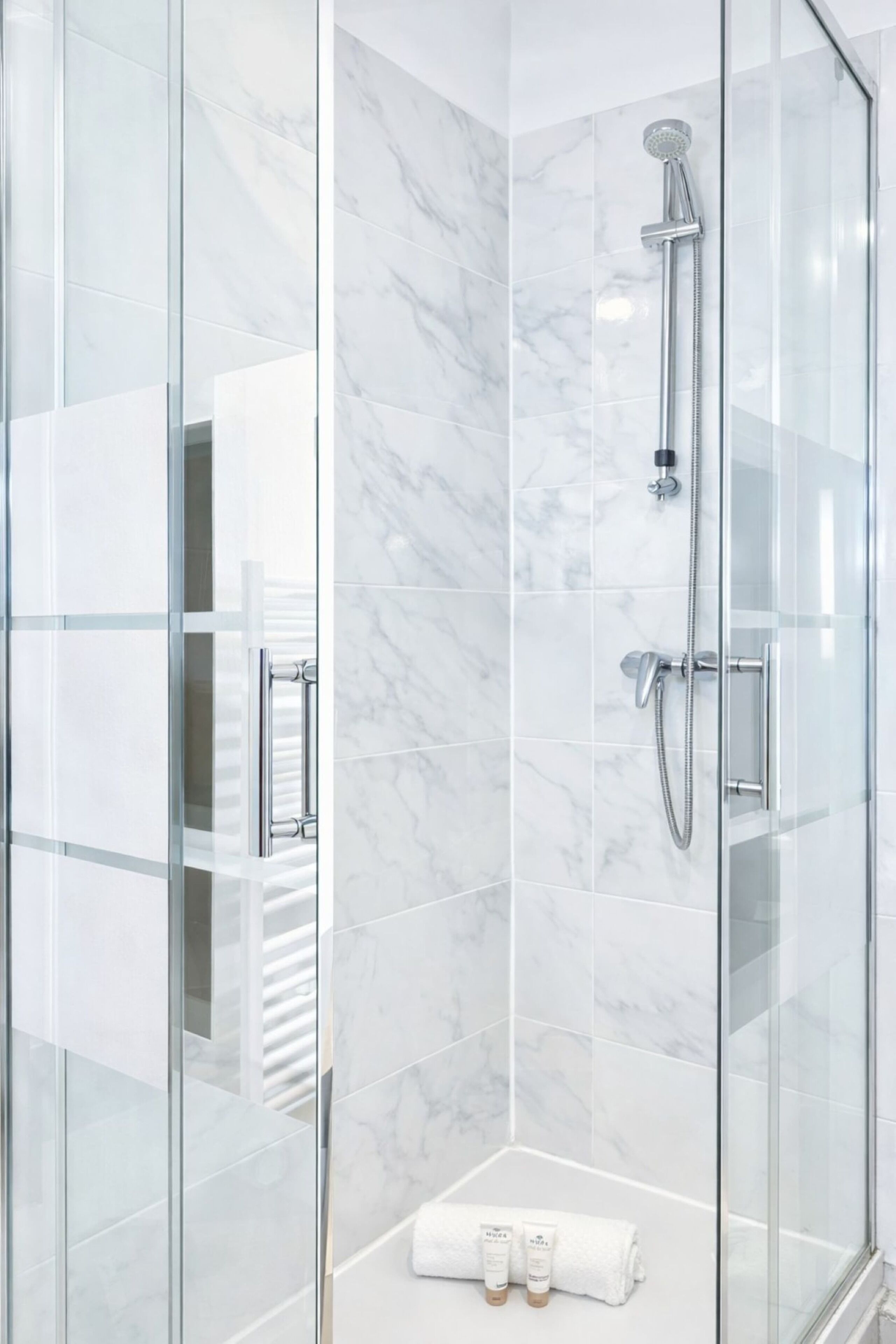Dusche, Haartrockner, Handtücher, Seife
