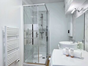 淋浴设施、吹风机、毛巾、肥皂