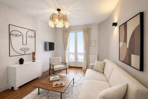 Una televisión, una oficina