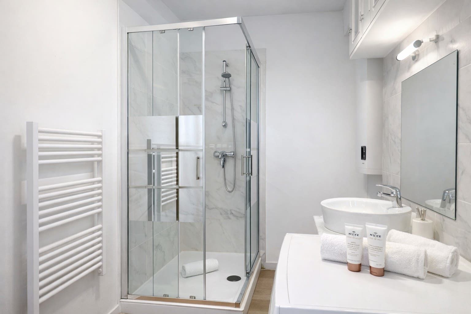 Douche, sèche-cheveux, serviettes fournies, savon