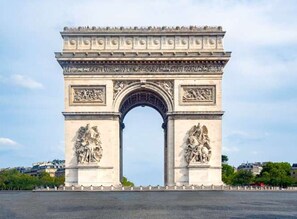 Un grand arc en pierre orné de sculptures complexes et flanqué de statues de chaque côté.