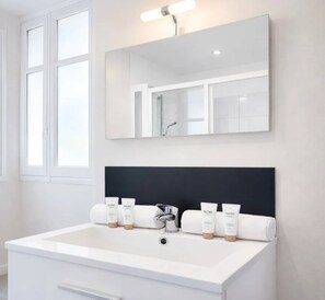 Shower, hair dryer, towels - Ideally-located Arc de Triomphe apartment (Paris)