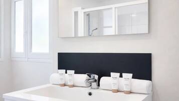 Een douche, een haardroger, handdoeken