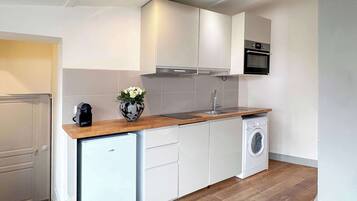 Kühlschrank, Mikrowelle, Ofen, Herdplatte