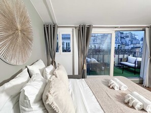 1 sovrum, strykjärn/strykbräda, resesäng och sängkläder