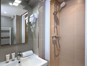 Dusj, hårføner og håndklær