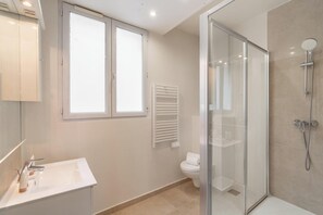 Dusj, hårføner, håndklær og såpe