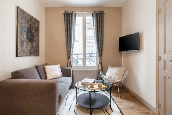 A nice and luminous living room with a TV and wiFi.