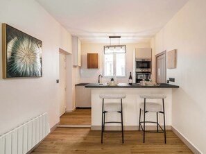 Kjøleskap, mikrobølgeovn, ovn og kokeplater